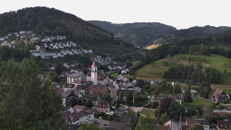 Dieses Bild zeigt eine Webcam-Aufnahme von Ottenhöfen, aufgenommen am Sonntag, den 28.06.2026 um 08:10 Uhr