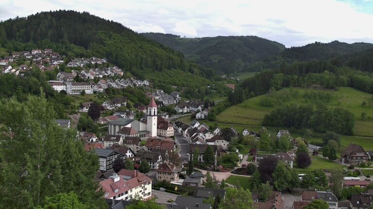 Dieses Bild zeigt eine Webcam-Aufnahme von Ottenhöfen, aufgenommen am Mittwoch, den 20.05.2026 um 17:30 Uhr