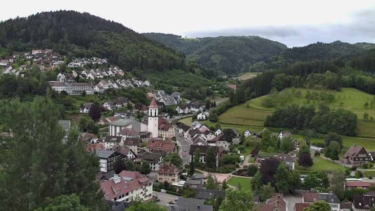 Dieses Bild zeigt eine Webcam-Aufnahme von Ottenhöfen, aufgenommen am Freitag, den 05.06.2026 um 07:40 Uhr