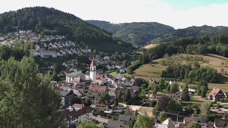 Dieses Bild zeigt eine Webcam-Aufnahme von Ottenhöfen, aufgenommen am Montag, den 13.07.2026 um 09:10 Uhr