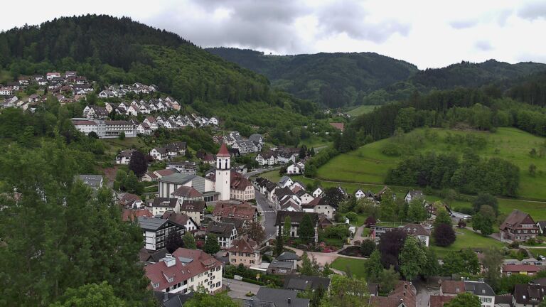 Dieses Bild zeigt eine Webcam-Aufnahme von Ottenhöfen, aufgenommen am Freitag, den 15.05.2026 um 13:00 Uhr