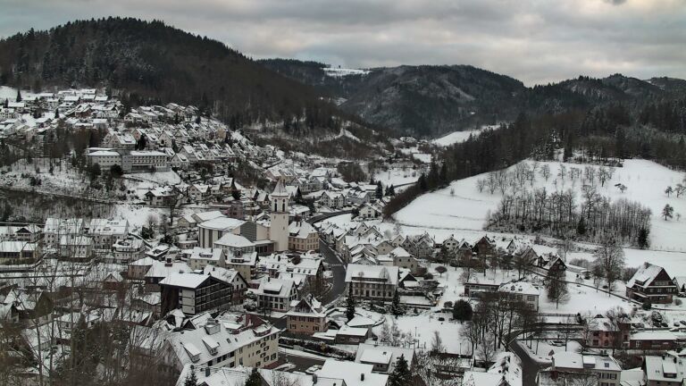 Dieses Bild zeigt eine Webcam-Aufnahme von Ottenhöfen, aufgenommen am Sonntag, den 04.01.2026 um 15:50 Uhr