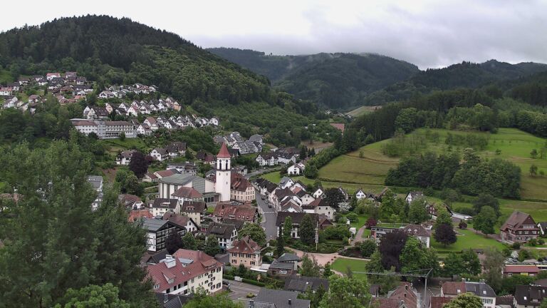 Dieses Bild zeigt eine Webcam-Aufnahme von Ottenhöfen, aufgenommen am Freitag, den 12.06.2026 um 18:40 Uhr