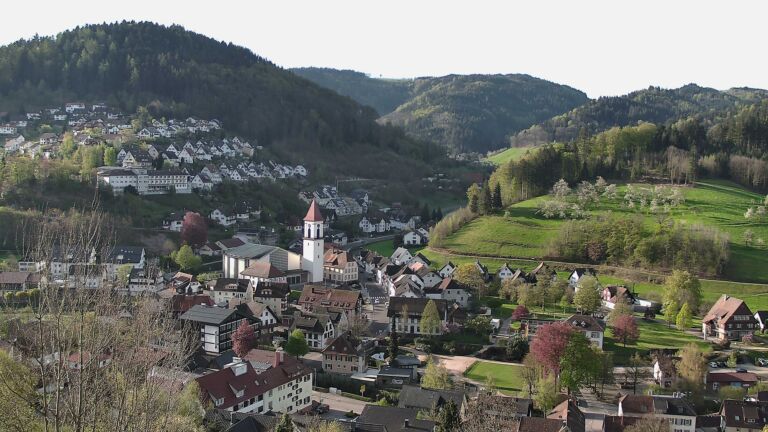 Dieses Bild zeigt eine Webcam-Aufnahme von Ottenhöfen, aufgenommen am Freitag, den 17.04.2026 um 08:30 Uhr