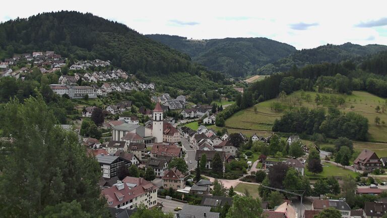 Dieses Bild zeigt eine Webcam-Aufnahme von Ottenhöfen, aufgenommen am Montag, den 06.07.2026 um 12:10 Uhr