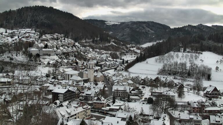 Dieses Bild zeigt eine Webcam-Aufnahme von Ottenhöfen, aufgenommen am Sonntag, den 04.01.2026 um 14:30 Uhr