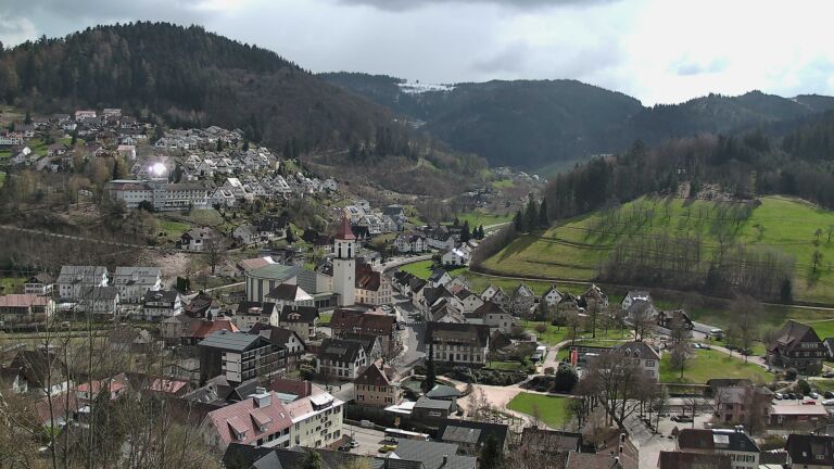 Dieses Bild zeigt eine Webcam-Aufnahme von Ottenhöfen, aufgenommen am Freitag, den 27.03.2026 um 13:20 Uhr