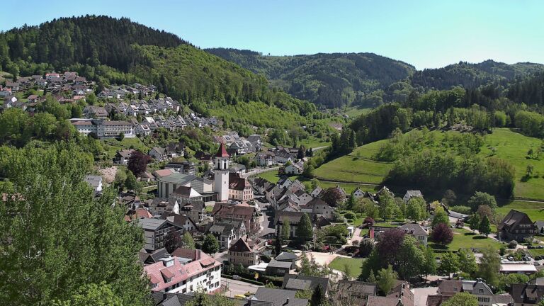 Dieses Bild zeigt eine Webcam-Aufnahme von Ottenhöfen, aufgenommen am Freitag, den 01.05.2026 um 15:00 Uhr