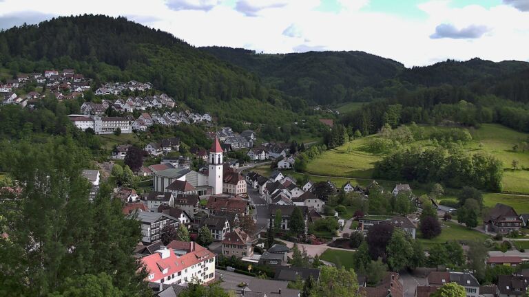 Dieses Bild zeigt eine Webcam-Aufnahme von Ottenhöfen, aufgenommen am Sonntag, den 17.05.2026 um 17:50 Uhr