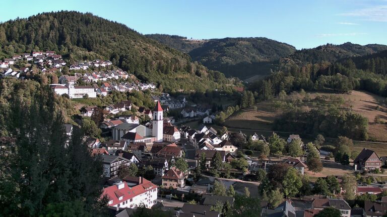 Dieses Bild zeigt eine Webcam-Aufnahme von Ottenhöfen, aufgenommen am Mittwoch, den 19.08.2026 um 19:10 Uhr