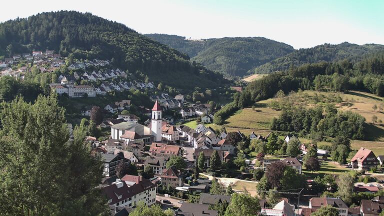 Dieses Bild zeigt eine Webcam-Aufnahme von Ottenhöfen, aufgenommen am Freitag, den 10.07.2026 um 08:50 Uhr
