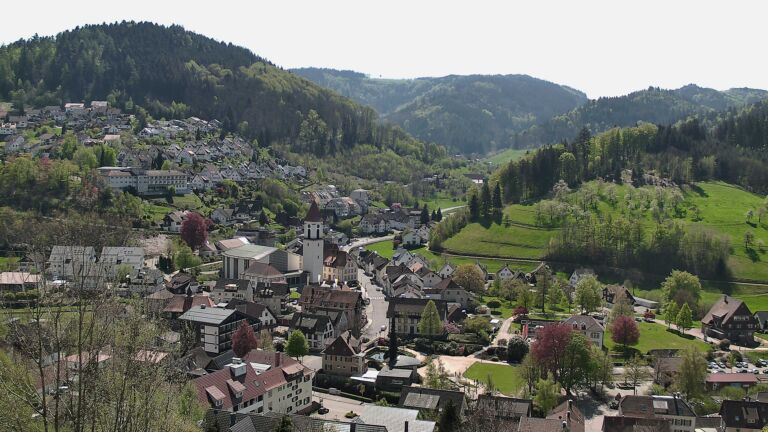 Dieses Bild zeigt eine Webcam-Aufnahme von Ottenhöfen, aufgenommen am Samstag, den 18.04.2026 um 12:50 Uhr