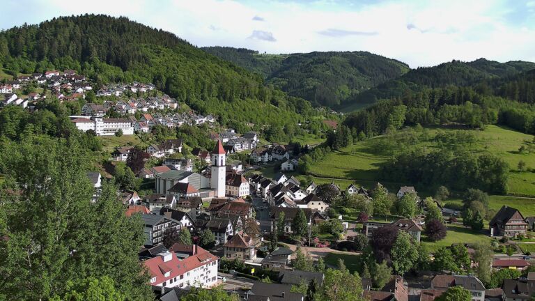 Dieses Bild zeigt eine Webcam-Aufnahme von Ottenhöfen, aufgenommen am Freitag, den 15.05.2026 um 18:20 Uhr