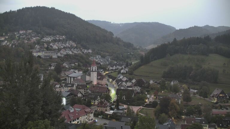 Dieses Bild zeigt eine Webcam-Aufnahme von Ottenhöfen, aufgenommen am Sonntag, den 04.10.2026 um 19:10 Uhr