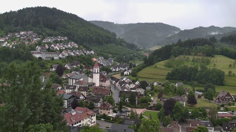 Dieses Bild zeigt eine Webcam-Aufnahme von Ottenhöfen, aufgenommen am Sonntag, den 31.05.2026 um 17:10 Uhr