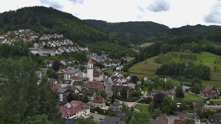Dieses Bild zeigt eine Webcam-Aufnahme von Ottenhöfen, aufgenommen am Mittwoch, den 10.06.2026 um 13:30 Uhr