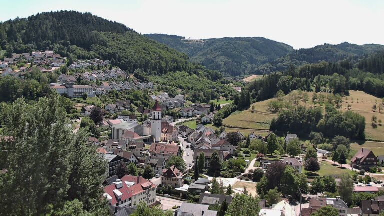 Dieses Bild zeigt eine Webcam-Aufnahme von Ottenhöfen, aufgenommen am Sonntag, den 12.07.2026 um 13:30 Uhr