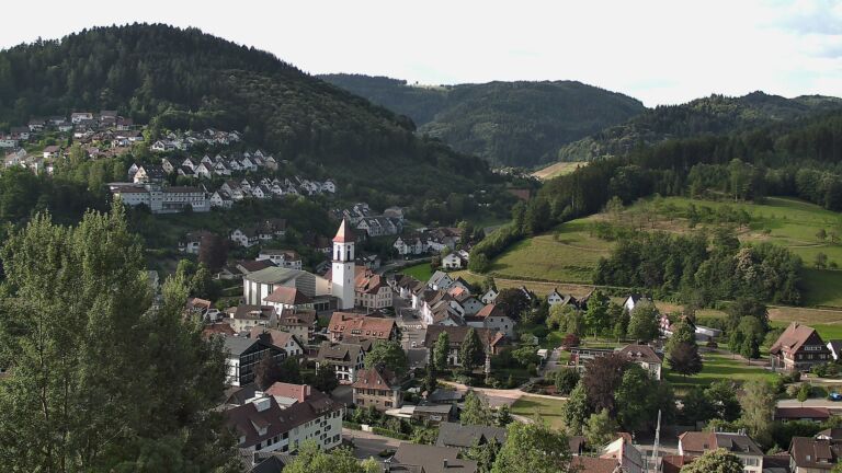 Dieses Bild zeigt eine Webcam-Aufnahme von Ottenhöfen, aufgenommen am Sonntag, den 28.06.2026 um 07:50 Uhr