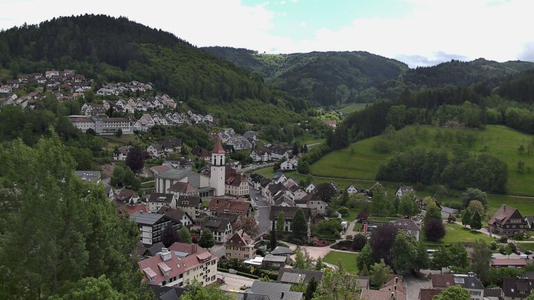 Dieses Bild zeigt eine Webcam-Aufnahme von Ottenhöfen, aufgenommen am Dienstag, den 12.05.2026 um 13:30 Uhr