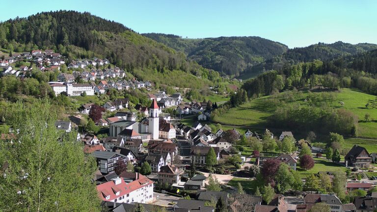 Dieses Bild zeigt eine Webcam-Aufnahme von Ottenhöfen, aufgenommen am Sonntag, den 26.04.2026 um 17:40 Uhr
