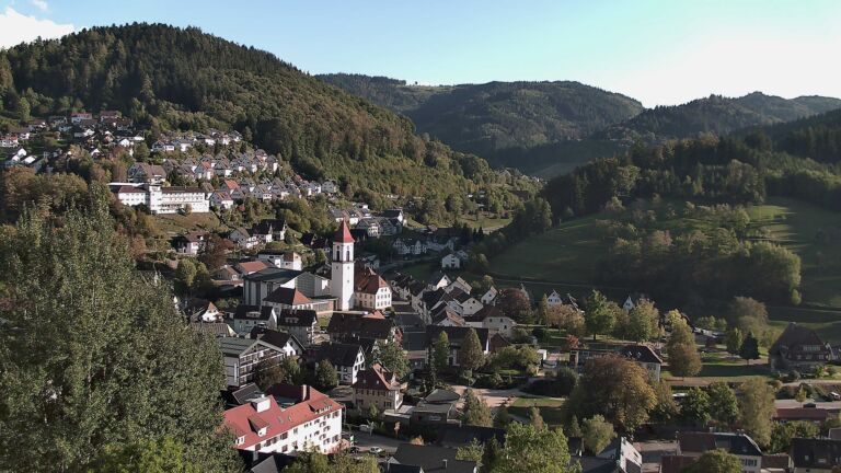 Dieses Bild zeigt eine Webcam-Aufnahme von Ottenhöfen, aufgenommen am Montag, den 05.10.2026 um 17:10 Uhr
