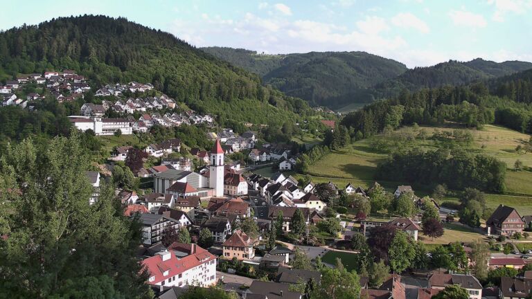 Dieses Bild zeigt eine Webcam-Aufnahme von Ottenhöfen, aufgenommen am Dienstag, den 26.05.2026 um 19:10 Uhr