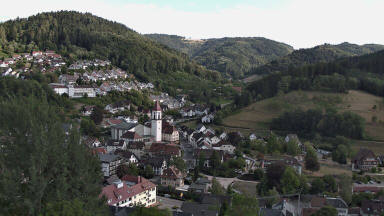 Dieses Bild zeigt eine Webcam-Aufnahme von Ottenhöfen, aufgenommen am Freitag, den 07.08.2026 um 18:10 Uhr
