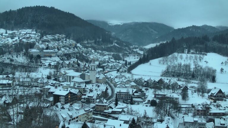 Dieses Bild zeigt eine Webcam-Aufnahme von Ottenhöfen, aufgenommen am Dienstag, den 06.01.2026 um 08:10 Uhr