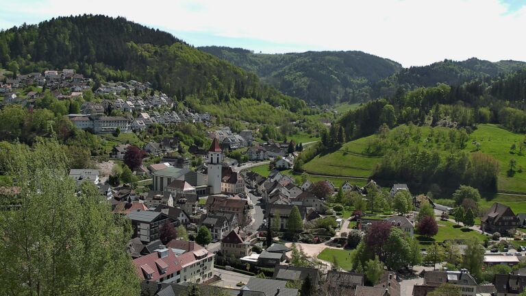 Dieses Bild zeigt eine Webcam-Aufnahme von Ottenhöfen, aufgenommen am Sonntag, den 26.04.2026 um 14:10 Uhr