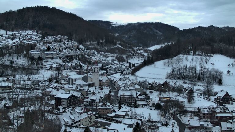 Dieses Bild zeigt eine Webcam-Aufnahme von Ottenhöfen, aufgenommen am Mittwoch, den 07.01.2026 um 16:40 Uhr