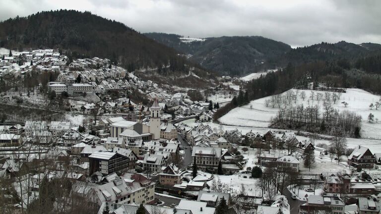 Dieses Bild zeigt eine Webcam-Aufnahme von Ottenhöfen, aufgenommen am Freitag, den 02.01.2026 um 12:20 Uhr