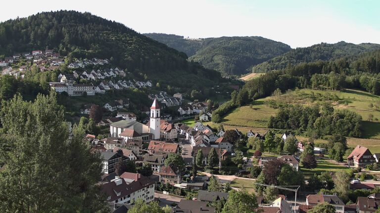 Dieses Bild zeigt eine Webcam-Aufnahme von Ottenhöfen, aufgenommen am Freitag, den 03.07.2026 um 08:10 Uhr