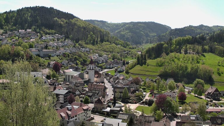 Dieses Bild zeigt eine Webcam-Aufnahme von Ottenhöfen, aufgenommen am Freitag, den 24.04.2026 um 13:00 Uhr