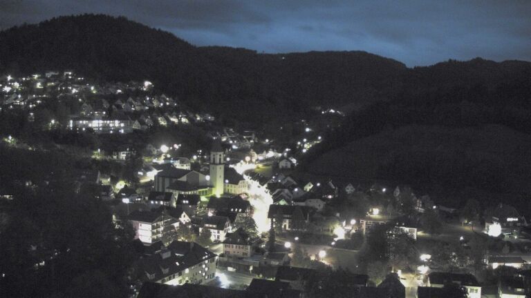 Dieses Bild zeigt eine Webcam-Aufnahme von Ottenhöfen, aufgenommen am Freitag, den 23.10.2026 um 19:00 Uhr