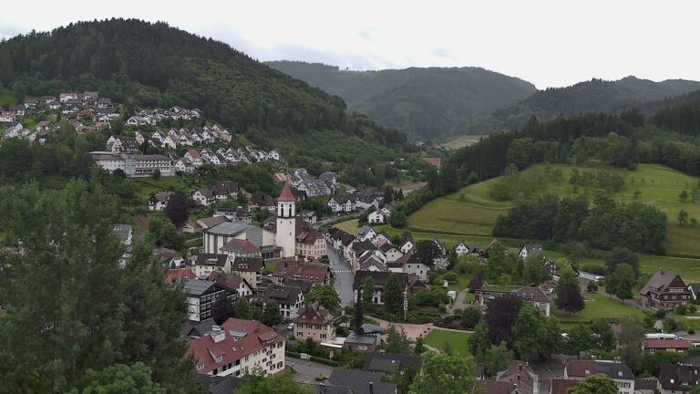 Dieses Bild zeigt eine Webcam-Aufnahme von Ottenhöfen, aufgenommen am Donnerstag, den 04.06.2026 um 18:10 Uhr