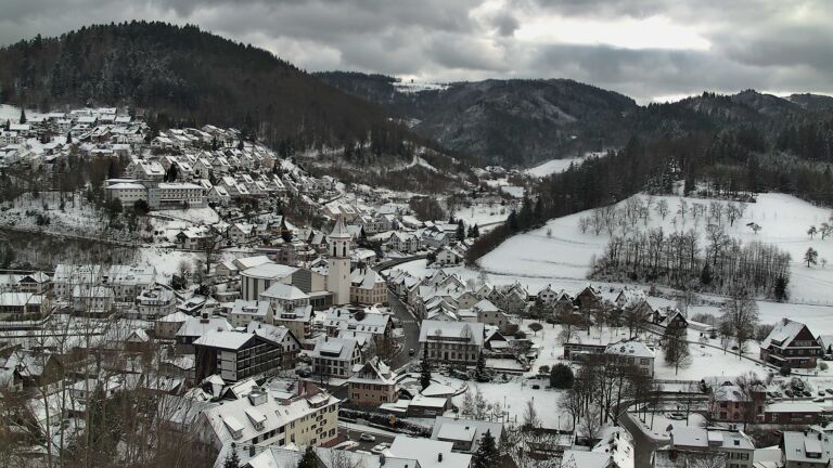 Dieses Bild zeigt eine Webcam-Aufnahme von Ottenhöfen, aufgenommen am Sonntag, den 04.01.2026 um 14:20 Uhr