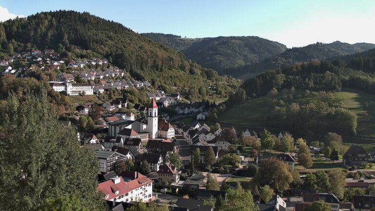 Dieses Bild zeigt eine Webcam-Aufnahme von Ottenhöfen, aufgenommen am Montag, den 05.10.2026 um 17:00 Uhr