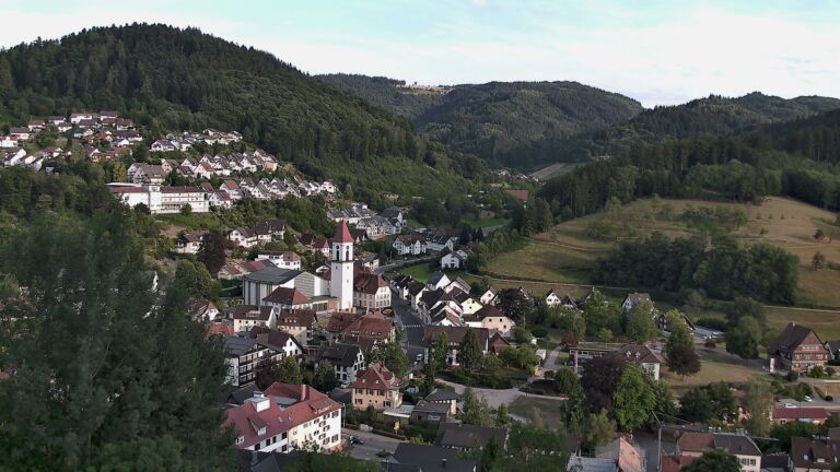 Dieses Bild zeigt eine Webcam-Aufnahme von Ottenhöfen, aufgenommen am Montag, den 13.07.2026 um 19:50 Uhr