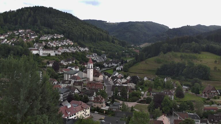Dieses Bild zeigt eine Webcam-Aufnahme von Ottenhöfen, aufgenommen am Sonntag, den 05.07.2026 um 18:40 Uhr