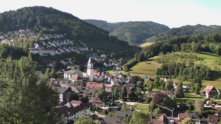 Dieses Bild zeigt eine Webcam-Aufnahme von Ottenhöfen, aufgenommen am Montag, den 15.06.2026 um 08:10 Uhr