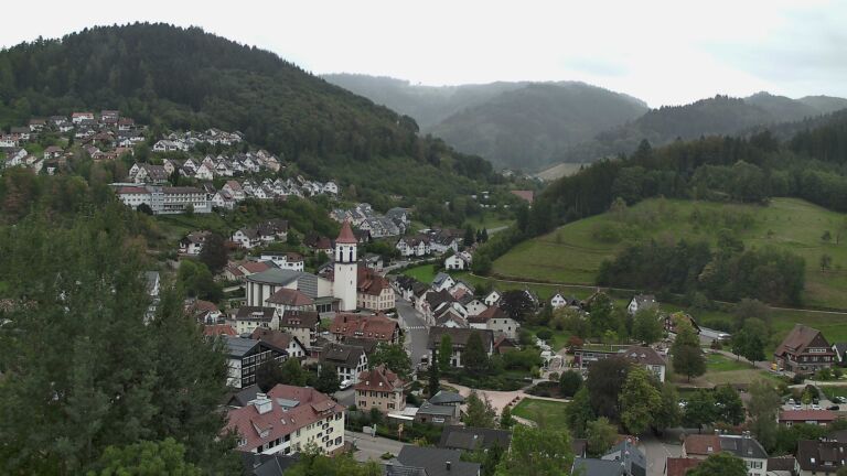 Dieses Bild zeigt eine Webcam-Aufnahme von Ottenhöfen, aufgenommen am Freitag, den 18.09.2026 um 13:30 Uhr