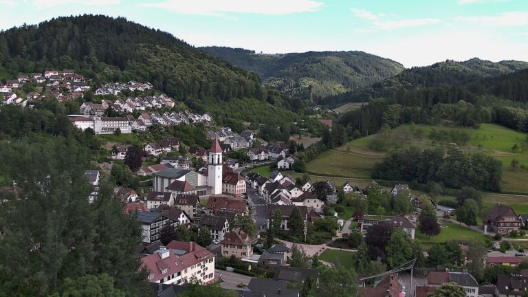 Dieses Bild zeigt eine Webcam-Aufnahme von Ottenhöfen, aufgenommen am Montag, den 15.06.2026 um 19:30 Uhr