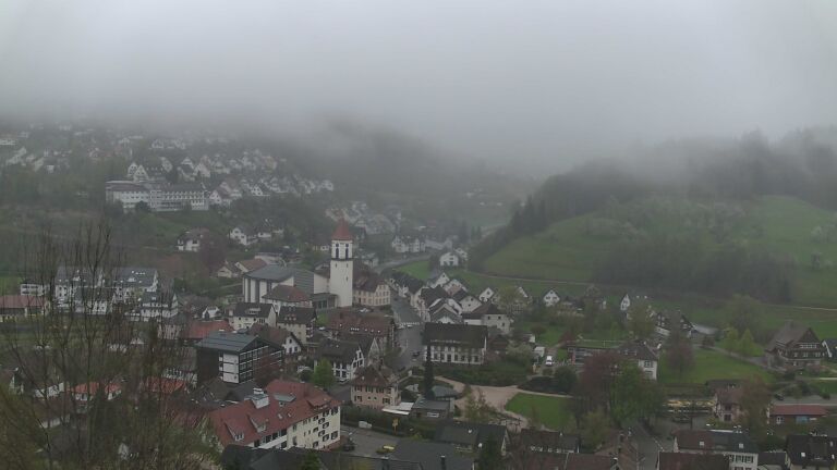 Dieses Bild zeigt eine Webcam-Aufnahme von Ottenhöfen, aufgenommen am Montag, den 13.04.2026 um 17:00 Uhr