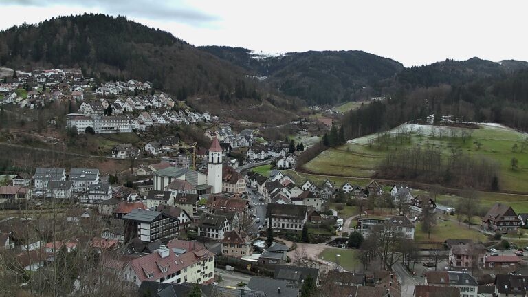 Dieses Bild zeigt eine Webcam-Aufnahme von Ottenhöfen, aufgenommen am Freitag, den 09.01.2026 um 13:50 Uhr