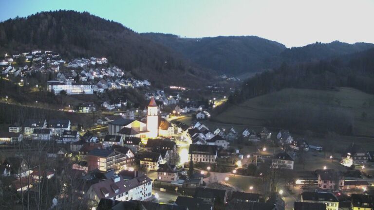 Dieses Bild zeigt eine Webcam-Aufnahme von Ottenhöfen, aufgenommen am Samstag, den 07.02.2026 um 18:10 Uhr