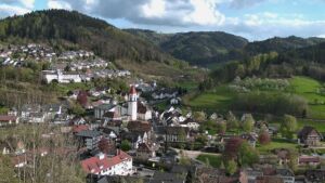 Dieses Bild zeigt eine Webcam-Aufnahme von Ottenhöfen, aufgenommen am Freitag, den 17.04.2026 um 18:30 Uhr