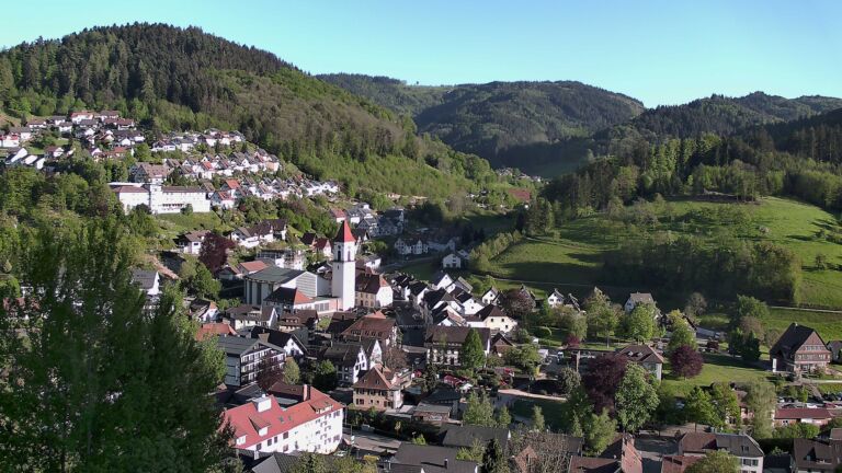 Dieses Bild zeigt eine Webcam-Aufnahme von Ottenhöfen, aufgenommen am Donnerstag, den 30.04.2026 um 19:00 Uhr