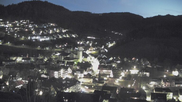 Dieses Bild zeigt eine Webcam-Aufnahme von Ottenhöfen, aufgenommen am Donnerstag, den 18.12.2025 um 17:30 Uhr