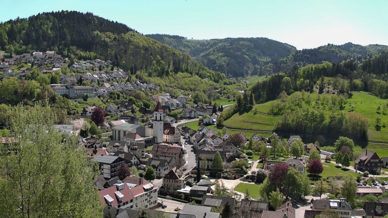 Dieses Bild zeigt eine Webcam-Aufnahme von Ottenhöfen, aufgenommen am Samstag, den 25.04.2026 um 13:40 Uhr