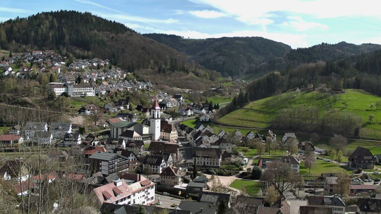 Dieses Bild zeigt eine Webcam-Aufnahme von Ottenhöfen, aufgenommen am Montag, den 06.04.2026 um 16:00 Uhr